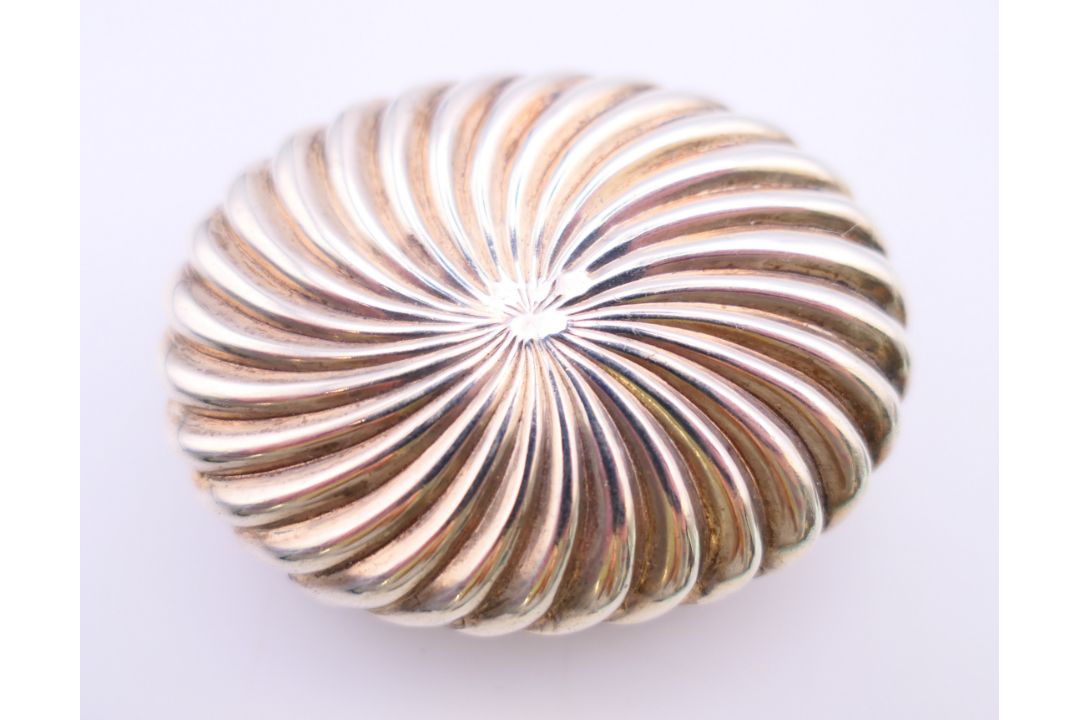 Two small silver snuff boxes. The largest 6 cm x 4.5 cm. - Image 5 of 11