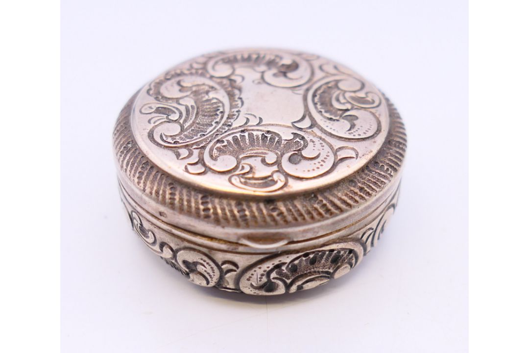 Two small silver snuff boxes. The largest 6 cm x 4.5 cm. - Image 7 of 11