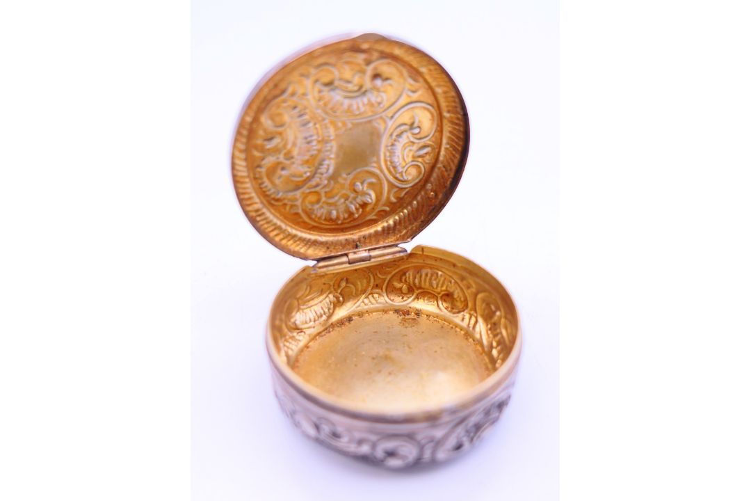 Two small silver snuff boxes. The largest 6 cm x 4.5 cm. - Image 9 of 11
