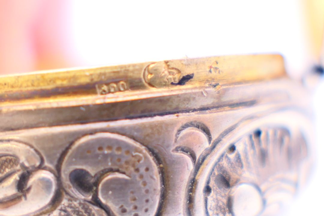 Two small silver snuff boxes. The largest 6 cm x 4.5 cm. - Image 10 of 11