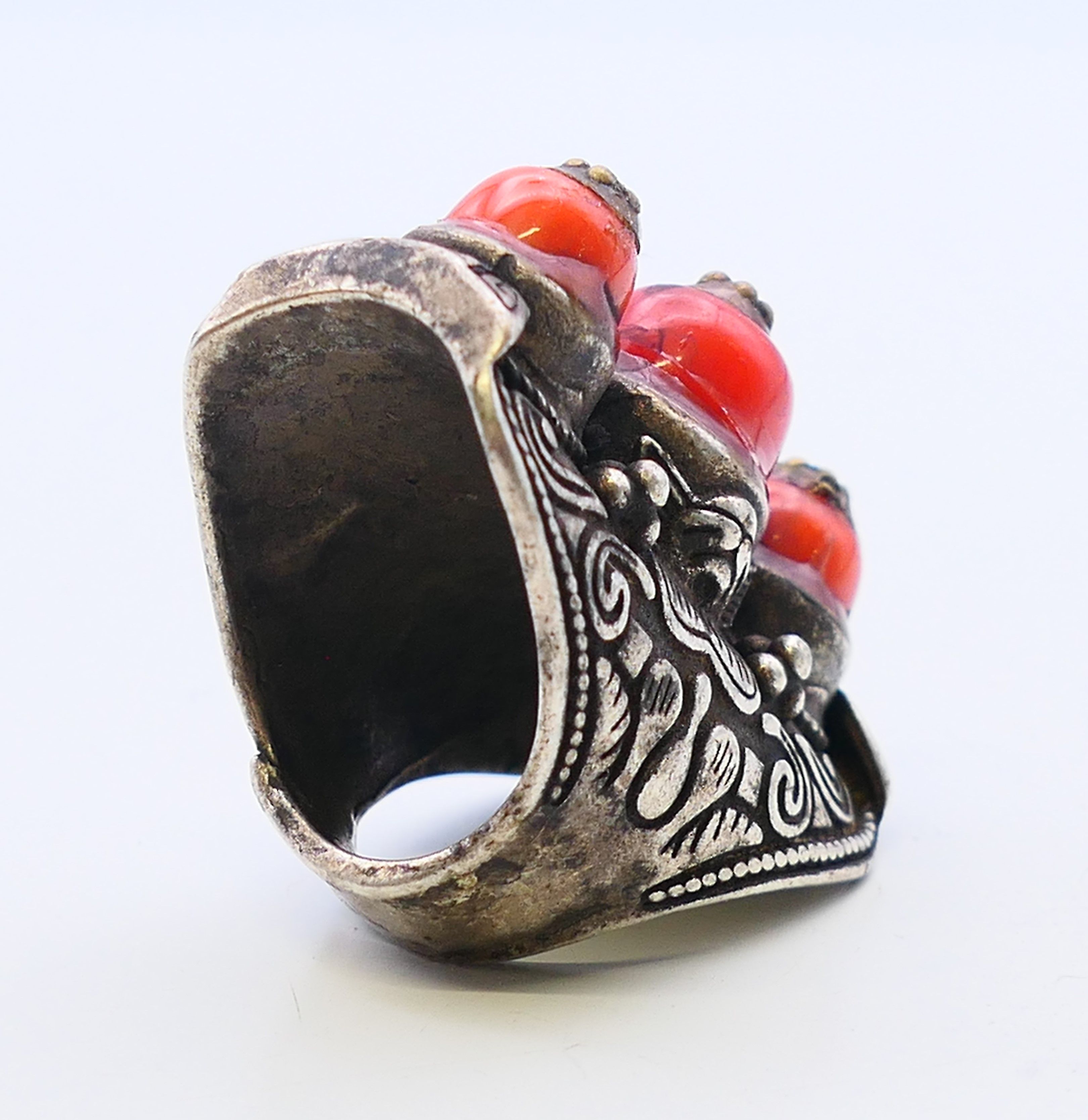 A Tibetan white metal coral ring. Ring size S. - Image 3 of 6