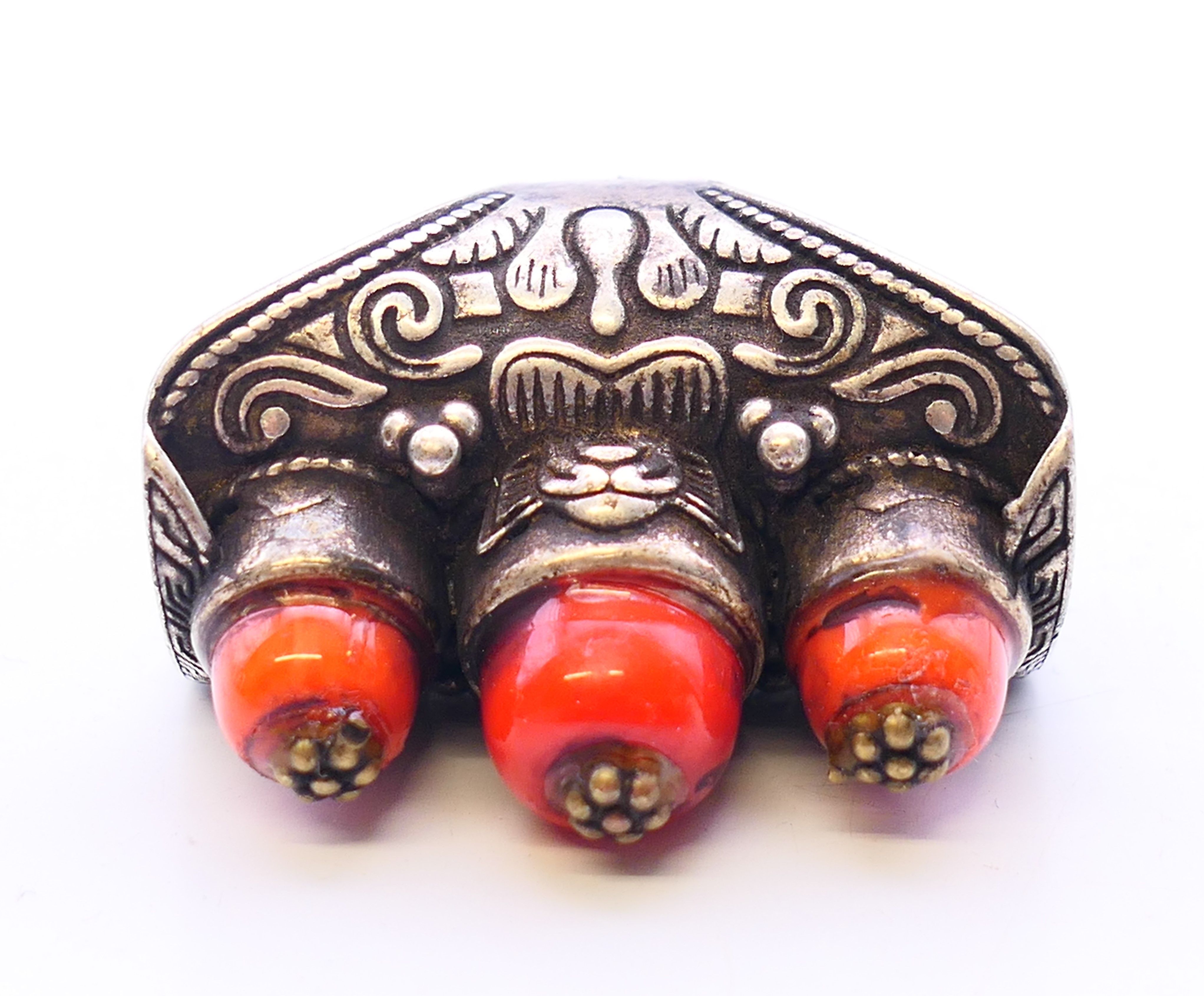 A Tibetan white metal coral ring. Ring size S. - Image 5 of 6