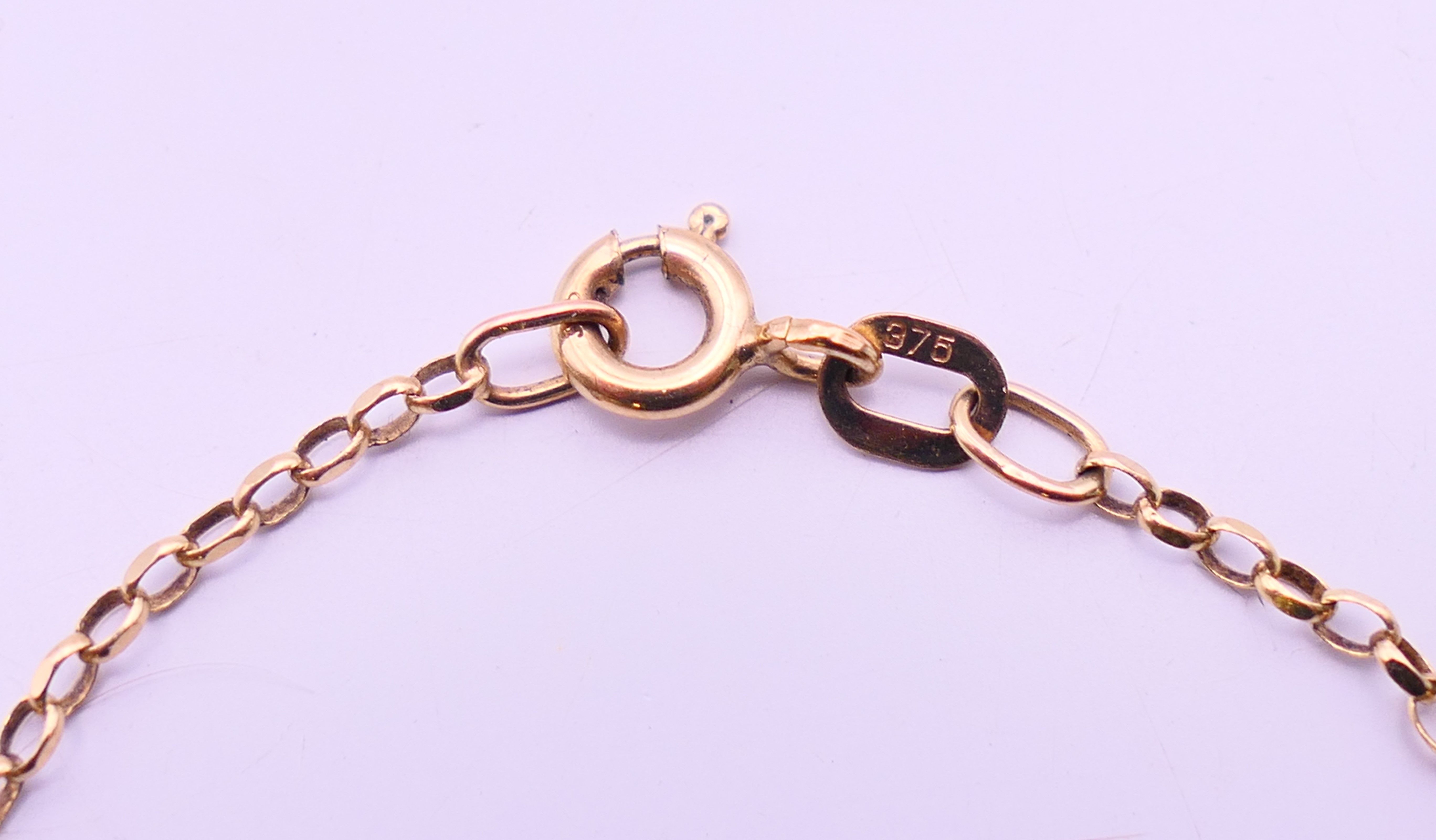 A 9 ct gold Art Deco style necklace. Approximately 42 cm long. 6 grammes total weight. - Image 6 of 7
