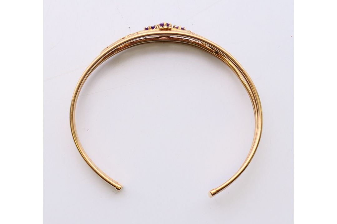 A 9 ct gold bracelet. 6 cm diameter. 6.4 grammes total weight. - Image 5 of 6