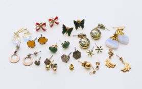 A quantity of various earrings.