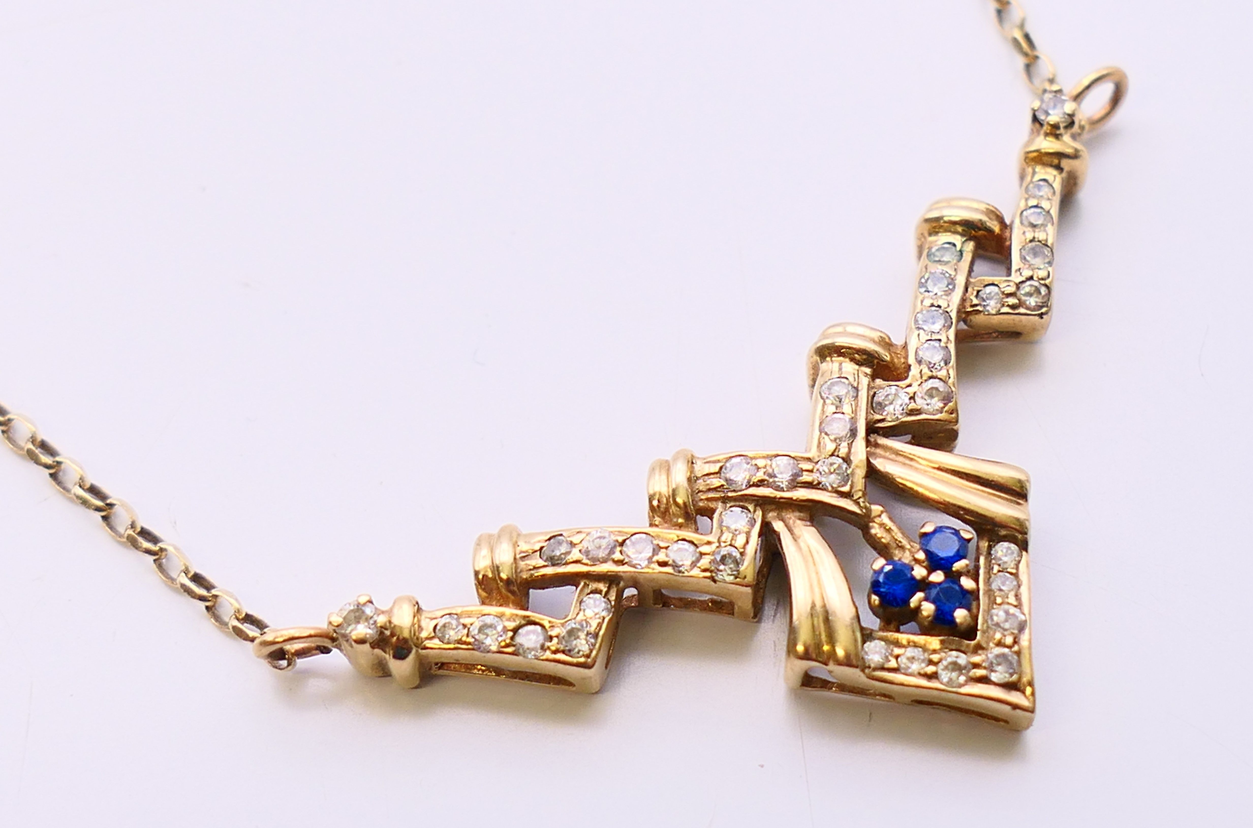 A 9 ct gold Art Deco style necklace. Approximately 42 cm long. 6 grammes total weight. - Image 2 of 7