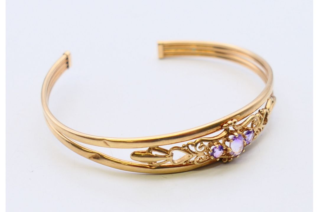 A 9 ct gold bracelet. 6 cm diameter. 6.4 grammes total weight. - Image 1 of 6