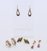 Four pairs of 9 ct gold earrings. Green earrings 2 cm high. 8.9 grammes total weight.