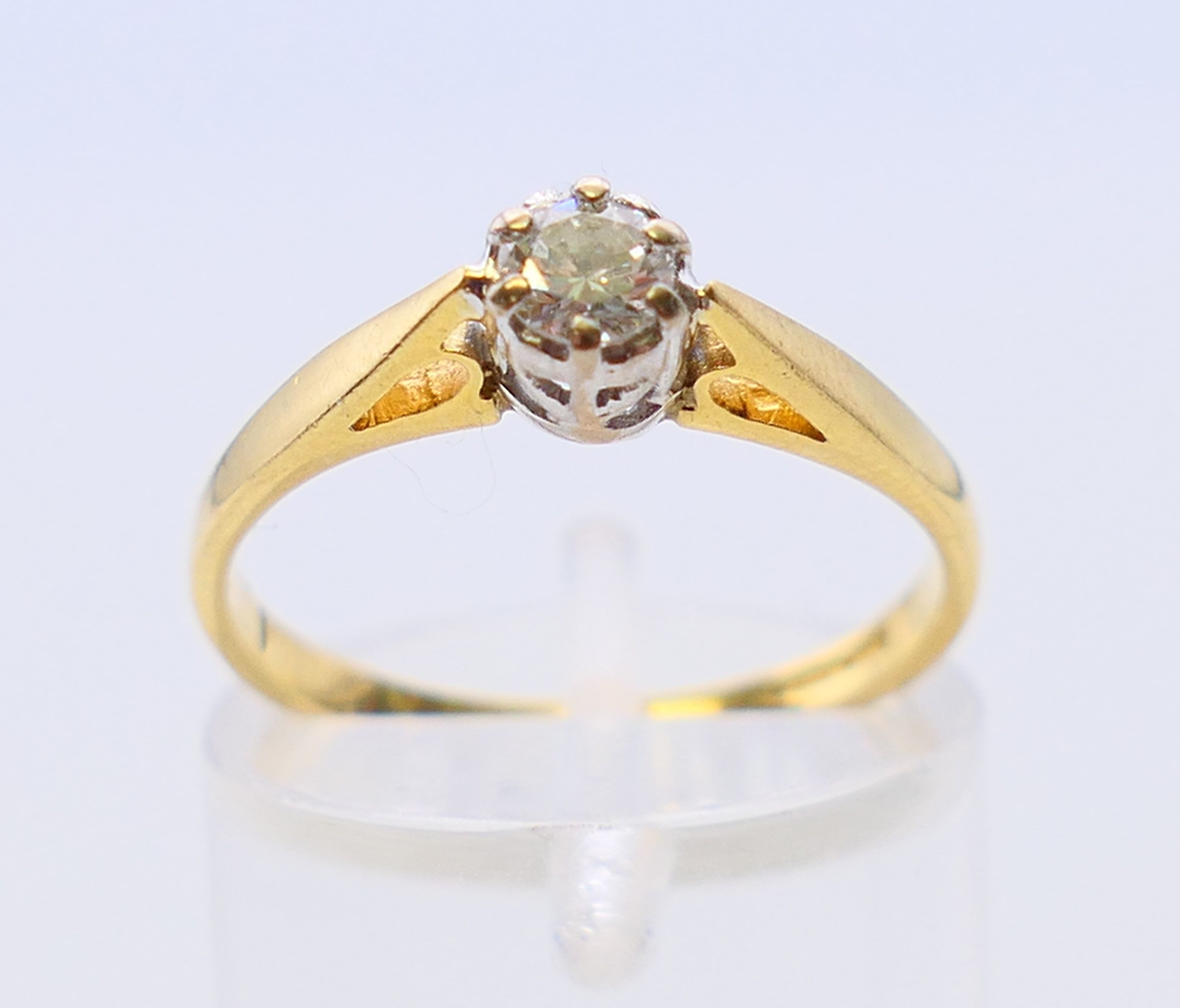 An 18 ct gold diamond solitaire ring. Ring size N. - Image 2 of 5