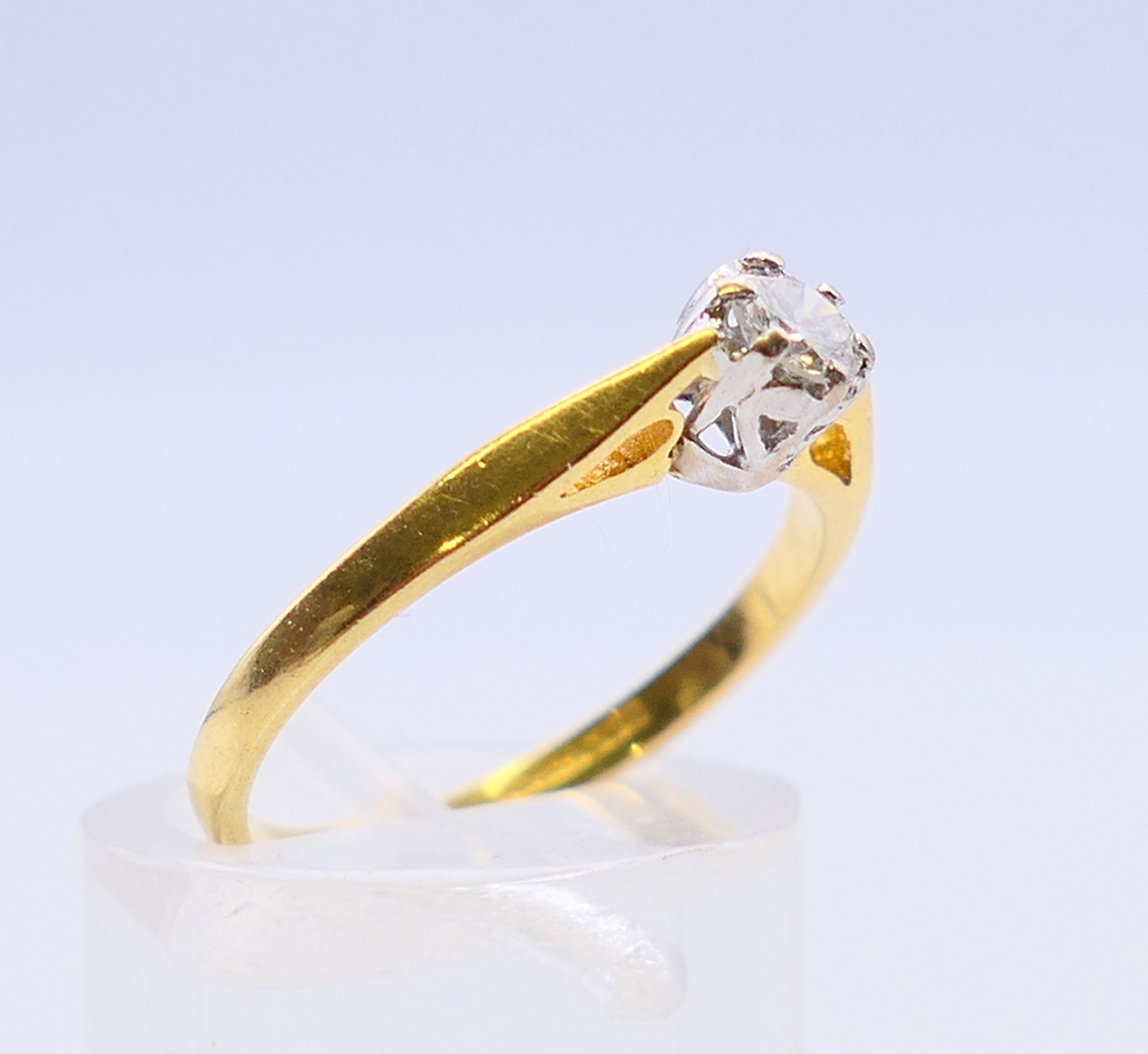 An 18 ct gold diamond solitaire ring. Ring size N. - Image 3 of 5