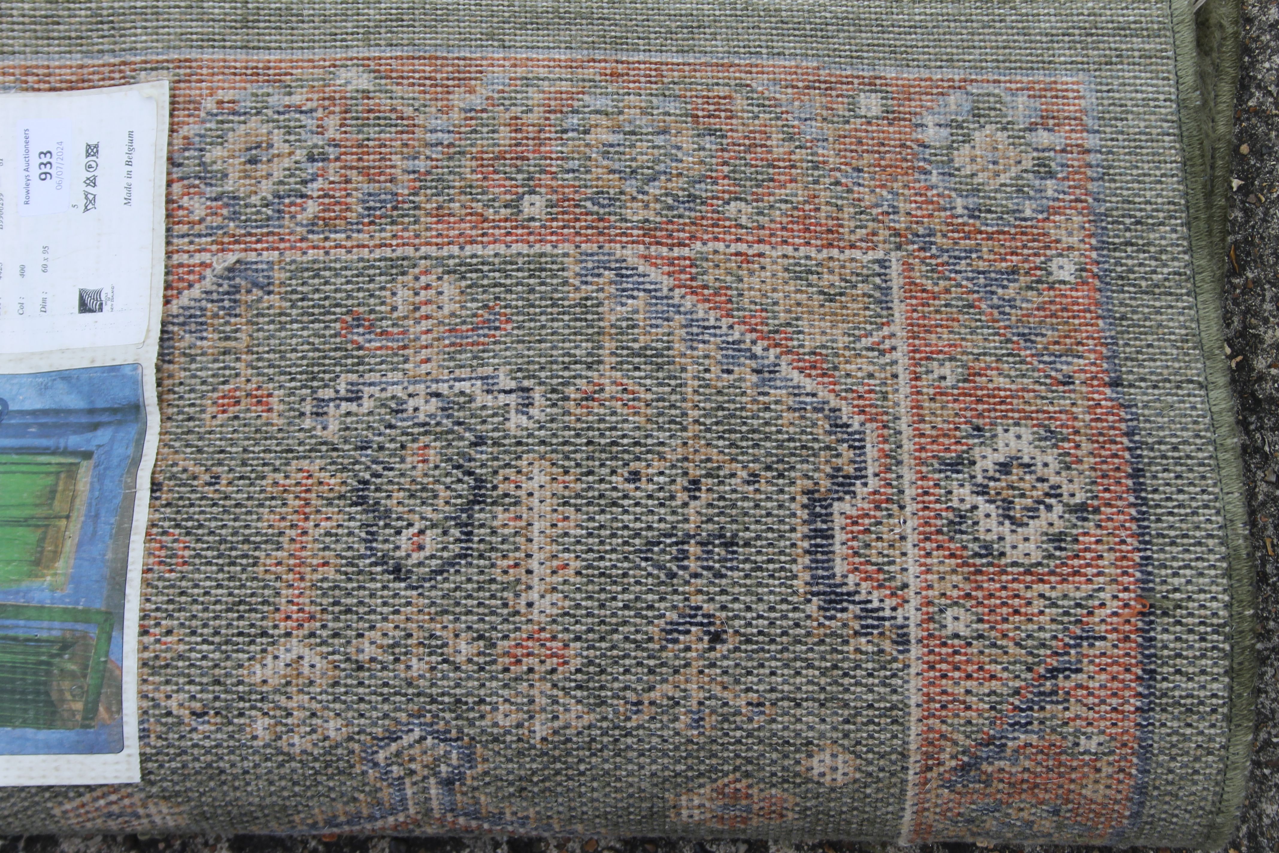 A small green ground rug. 60 x 95 cm. - Image 3 of 3