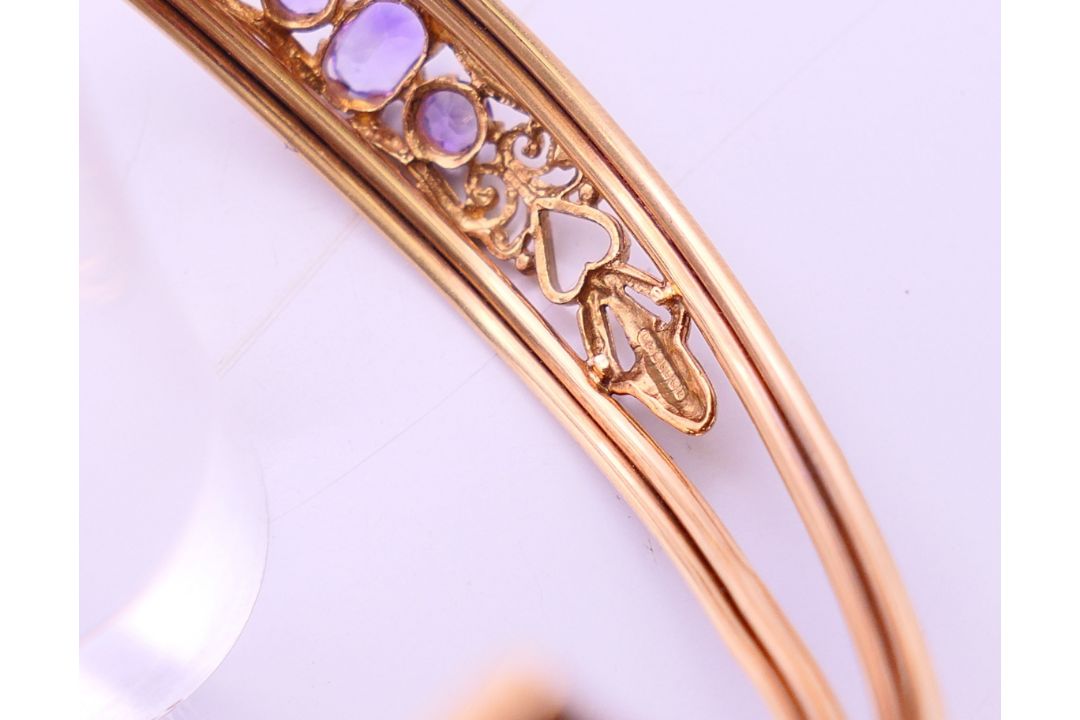 A 9 ct gold bracelet. 6 cm diameter. 6.4 grammes total weight. - Image 6 of 6