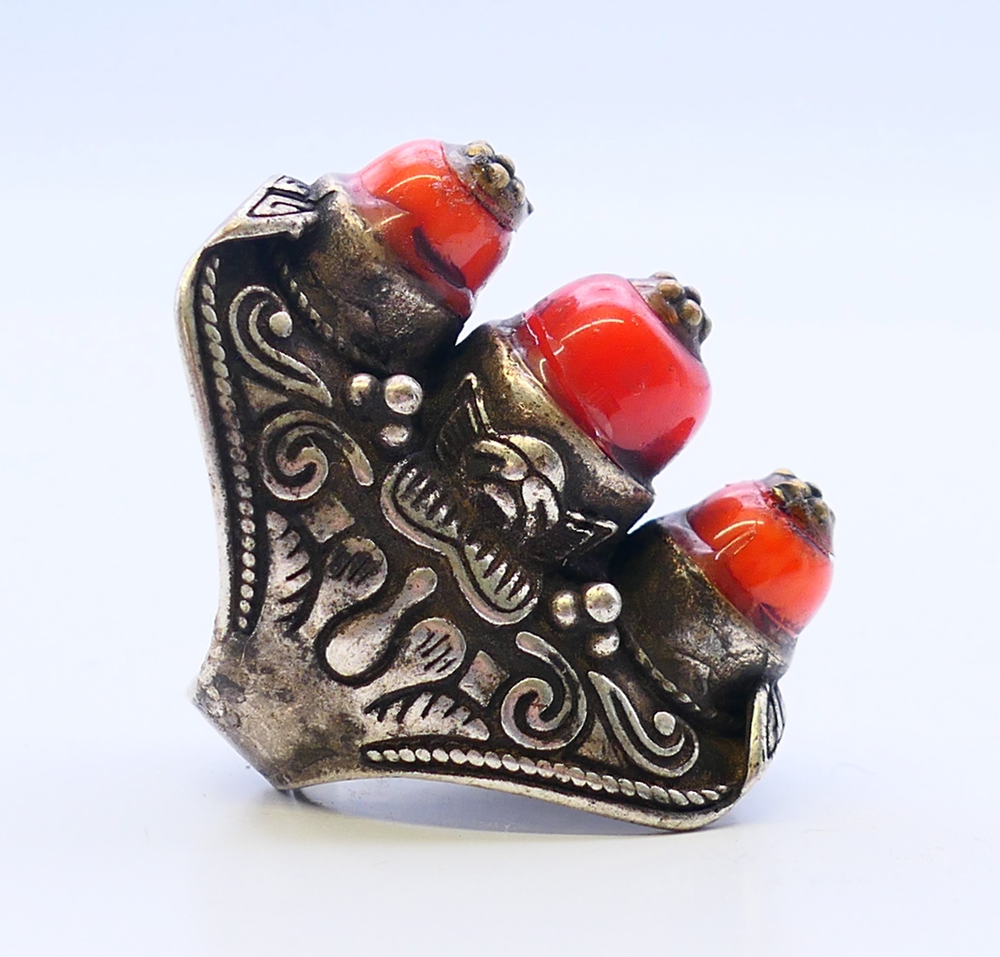 A Tibetan white metal coral ring. Ring size S. - Image 2 of 6
