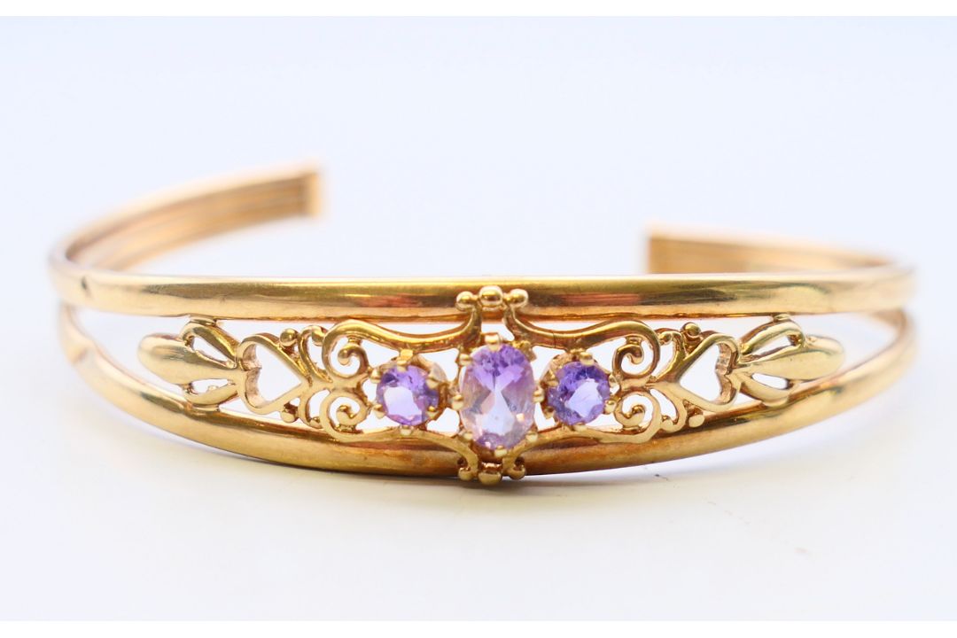 A 9 ct gold bracelet. 6 cm diameter. 6.4 grammes total weight. - Image 3 of 6