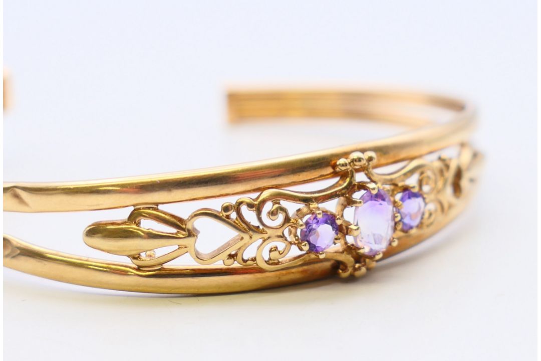 A 9 ct gold bracelet. 6 cm diameter. 6.4 grammes total weight. - Image 2 of 6