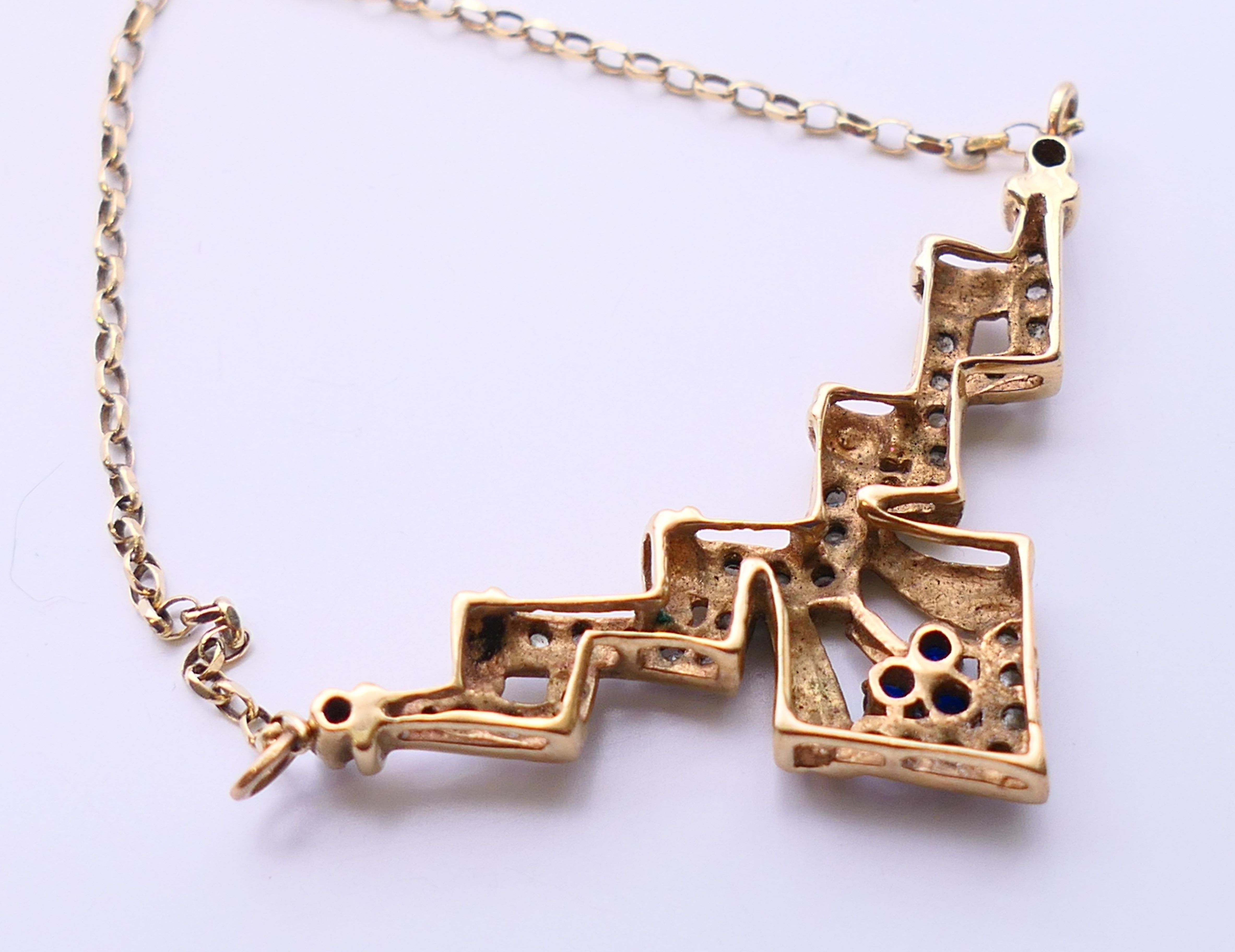 A 9 ct gold Art Deco style necklace. Approximately 42 cm long. 6 grammes total weight. - Image 3 of 7