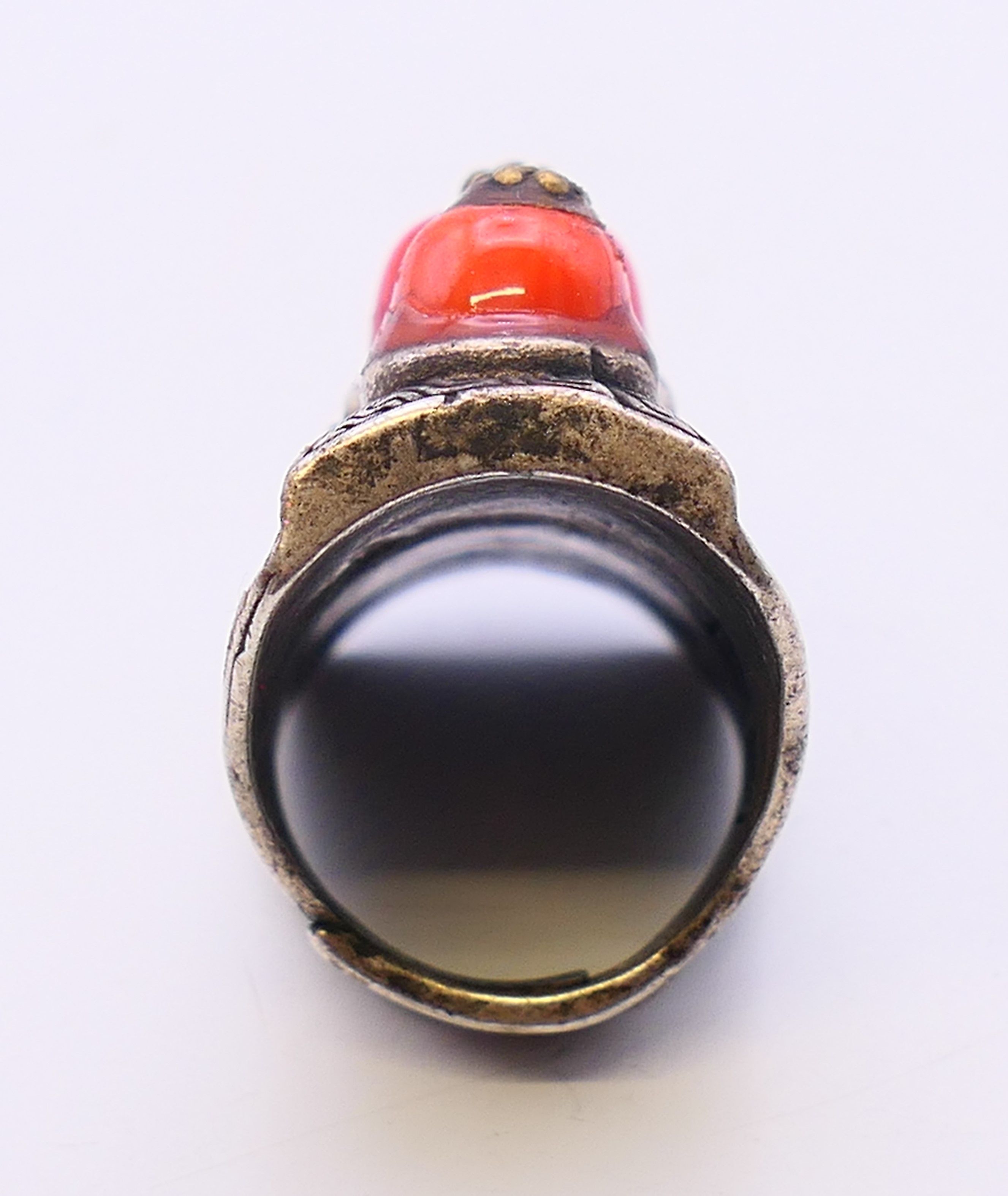 A Tibetan white metal coral ring. Ring size S. - Image 4 of 6