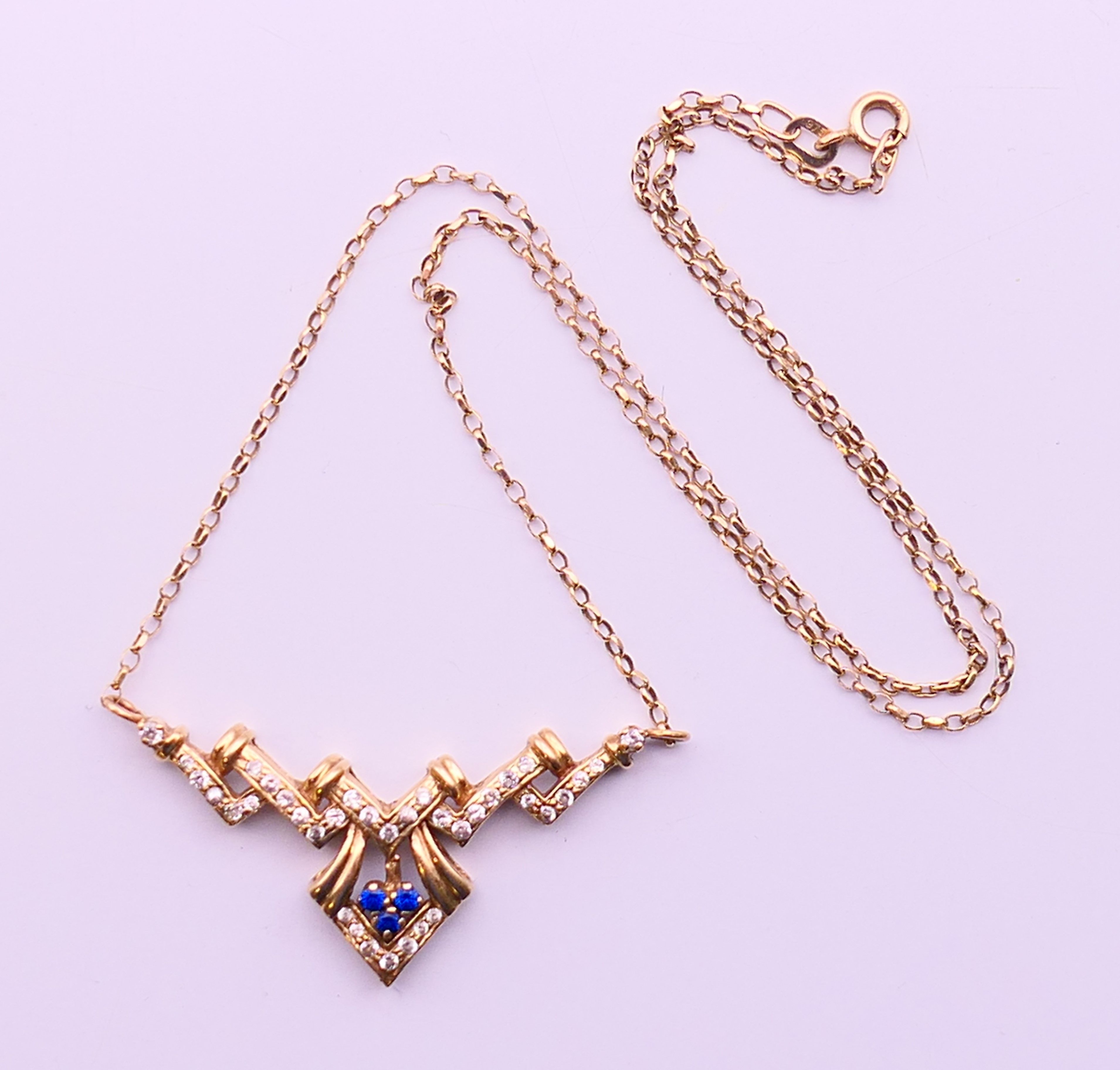 A 9 ct gold Art Deco style necklace. Approximately 42 cm long. 6 grammes total weight. - Image 4 of 7