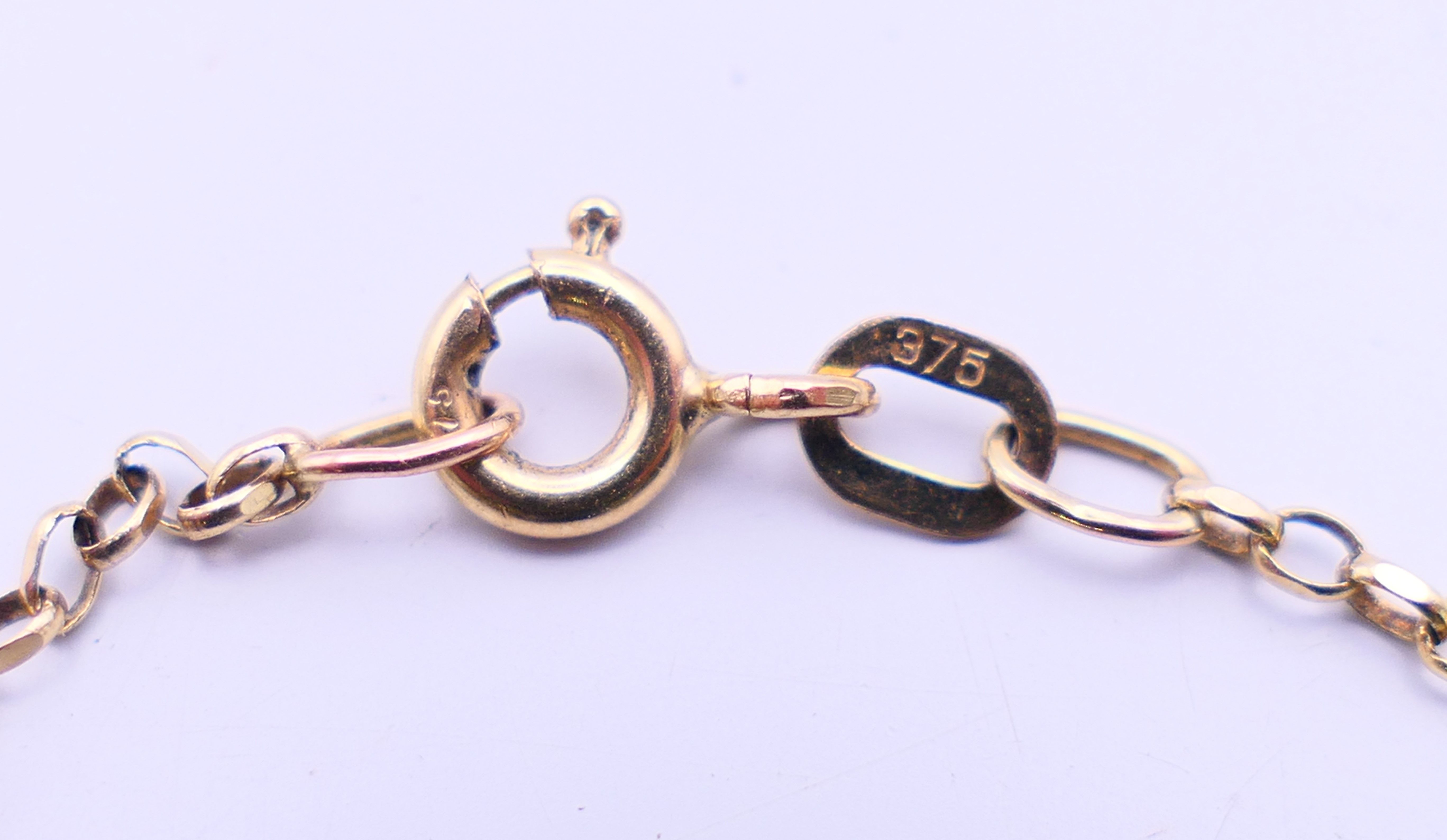 A 9 ct gold Art Deco style necklace. Approximately 42 cm long. 6 grammes total weight. - Image 7 of 7