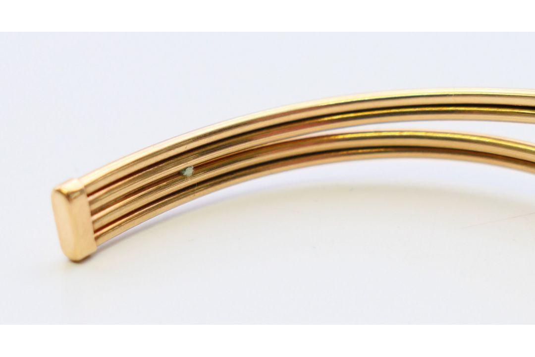 A 9 ct gold bracelet. 6 cm diameter. 6.4 grammes total weight. - Image 4 of 6