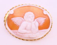 An 18 ct yellow gold winged cherub cameo brooch. Approximately 5.4 cm x 4.1 cm.