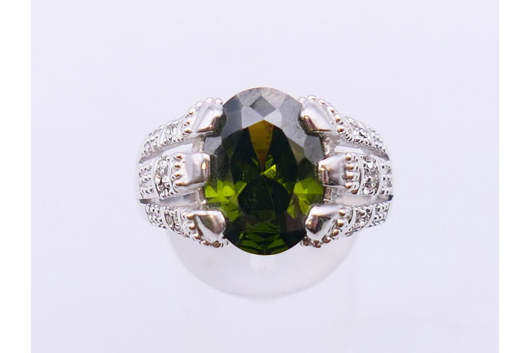 A 10 KT white gold dress ring, possibly set with a tourmaline. Ring size T/U. - Image 1 of 7