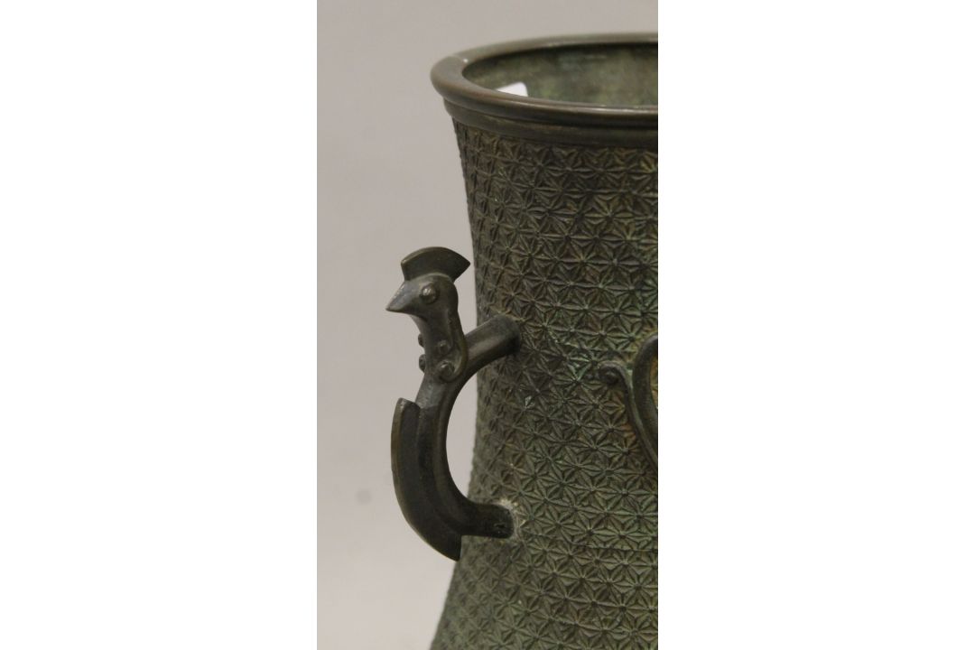 A 19th century Japanese bronze vase decorated with dragons. 30 cm high. - Image 4 of 7