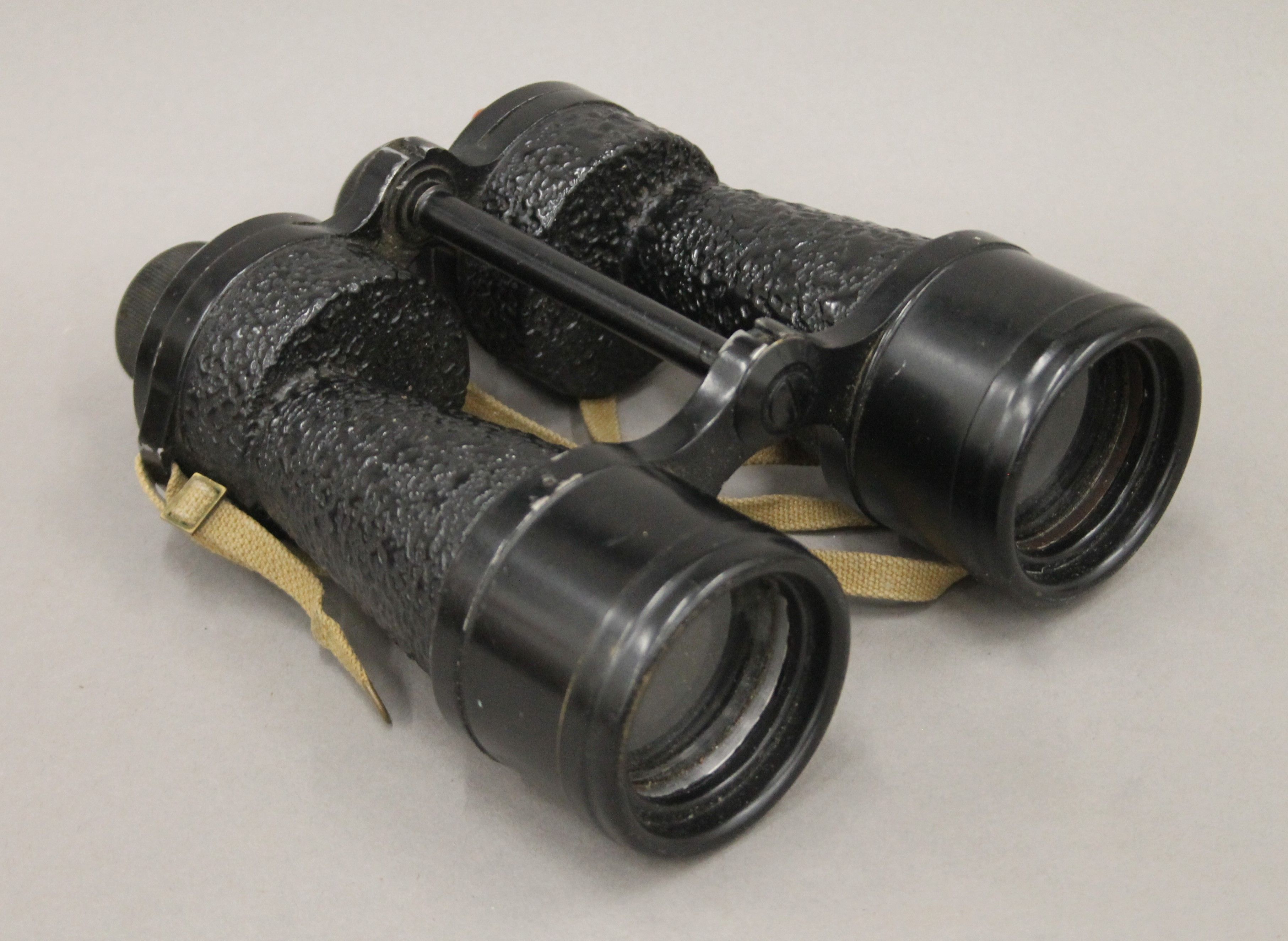 A cased pair of military binoculars. 22 cm high. - Image 3 of 7