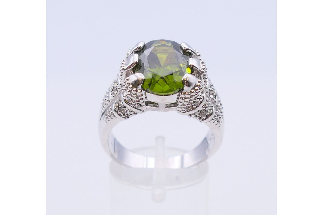 A 10 KT white gold dress ring, possibly set with a tourmaline. Ring size T/U. - Image 2 of 7