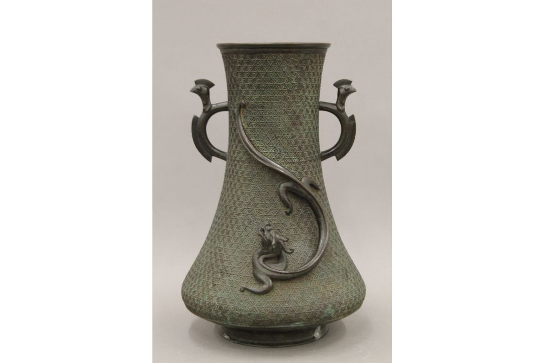 A 19th century Japanese bronze vase decorated with dragons. 30 cm high. - Image 2 of 7