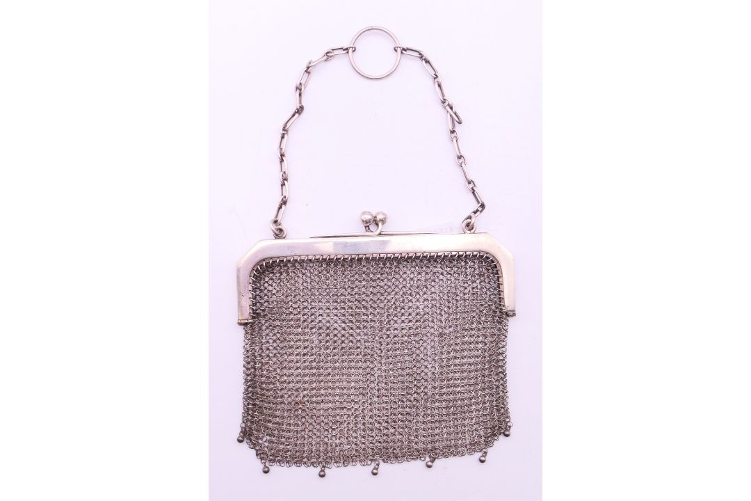 An 800 silver ladies chain mail evening purse. 12.5 cm wide. 87.3 grammes. - Image 1 of 6