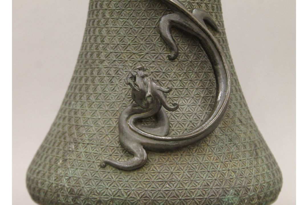 A 19th century Japanese bronze vase decorated with dragons. 30 cm high. - Image 3 of 7