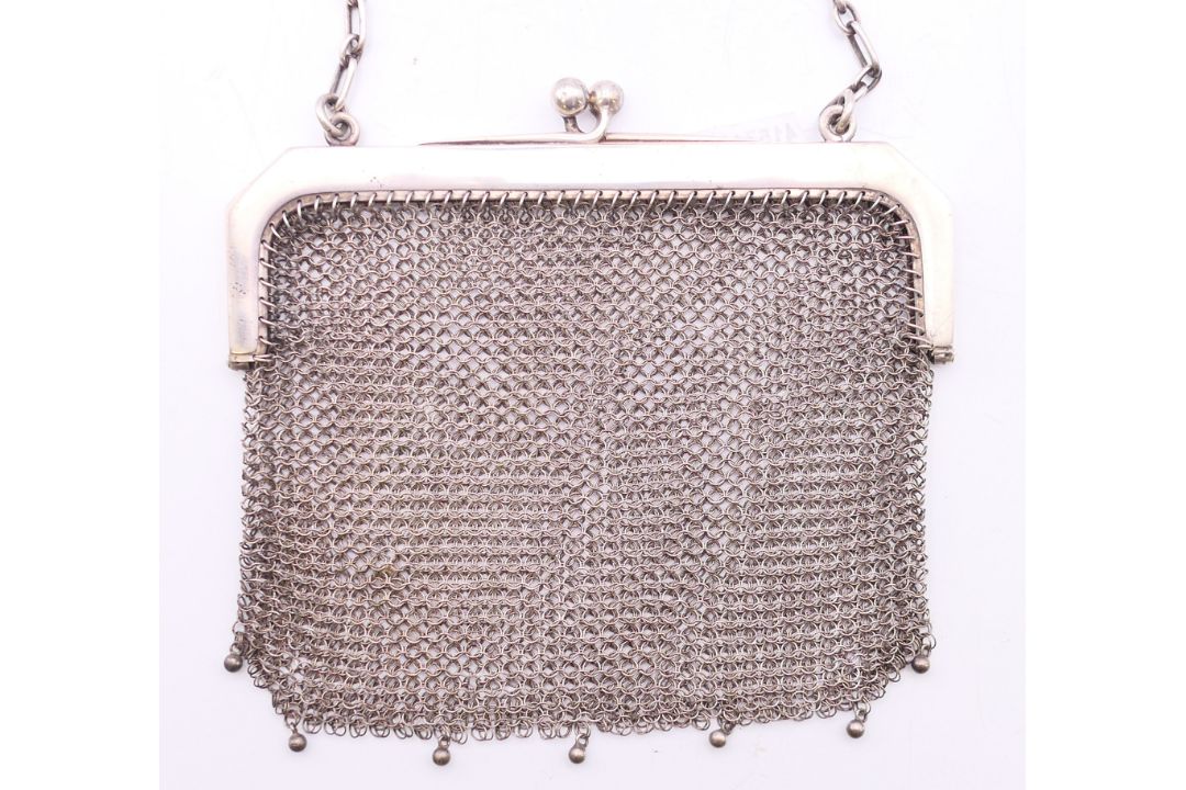An 800 silver ladies chain mail evening purse. 12.5 cm wide. 87.3 grammes. - Image 2 of 6