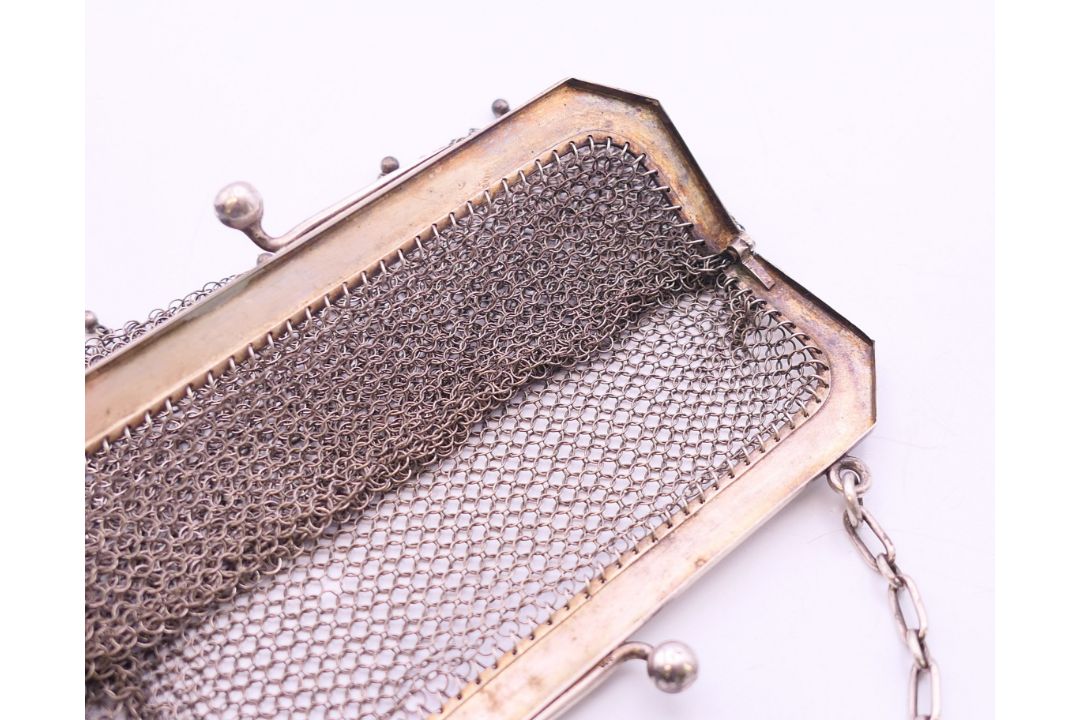 An 800 silver ladies chain mail evening purse. 12.5 cm wide. 87.3 grammes. - Image 6 of 6