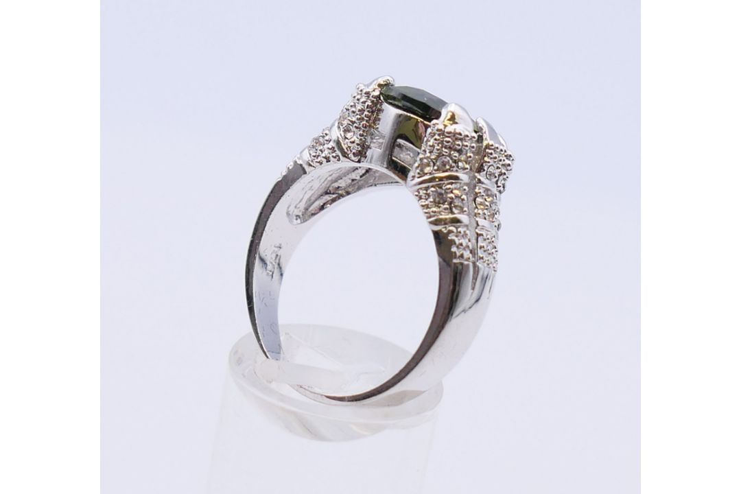 A 10 KT white gold dress ring, possibly set with a tourmaline. Ring size T/U. - Image 4 of 7