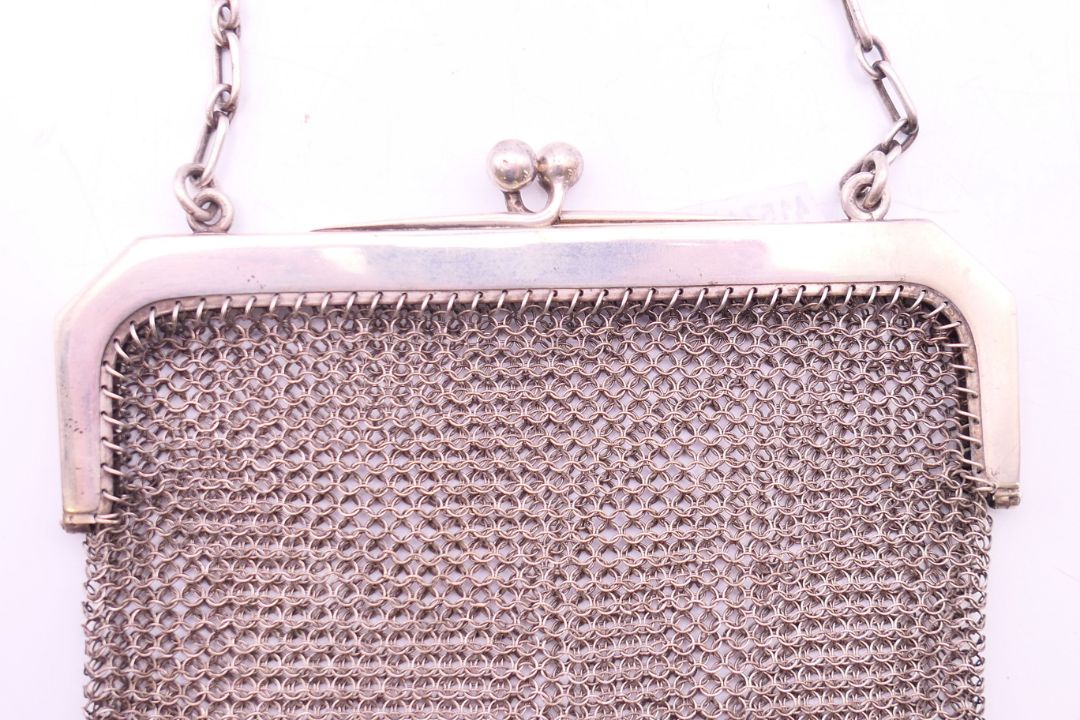 An 800 silver ladies chain mail evening purse. 12.5 cm wide. 87.3 grammes. - Image 3 of 6