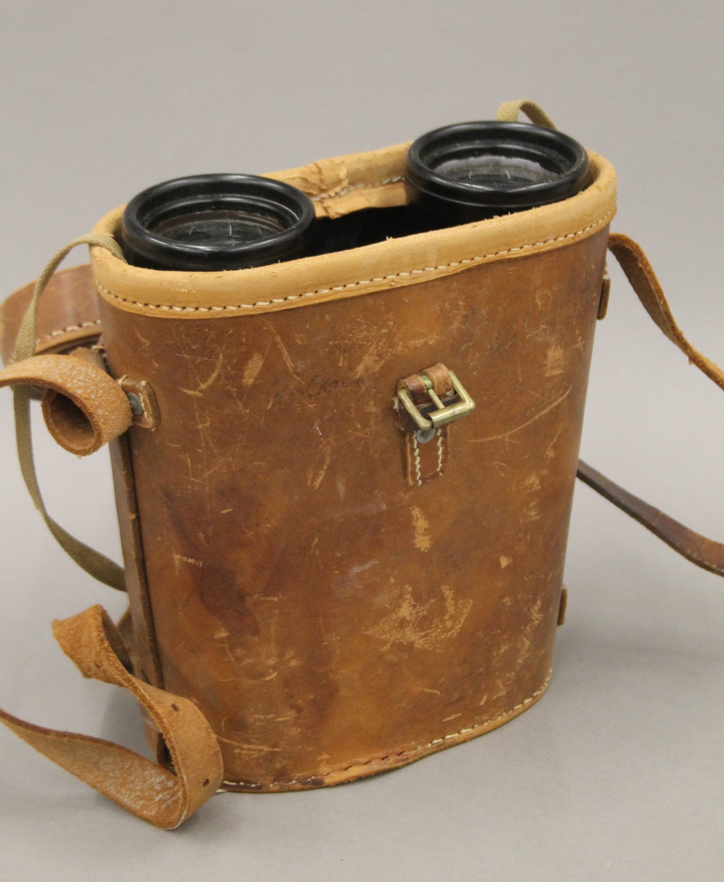 A cased pair of military binoculars. 22 cm high. - Image 7 of 7