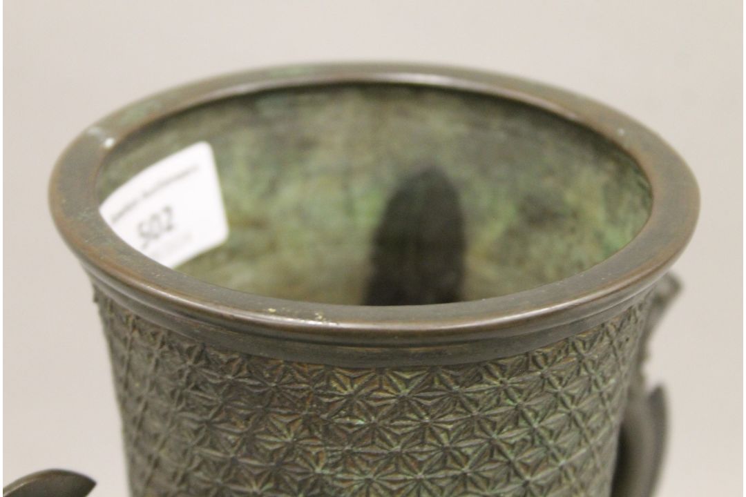 A 19th century Japanese bronze vase decorated with dragons. 30 cm high. - Image 5 of 7