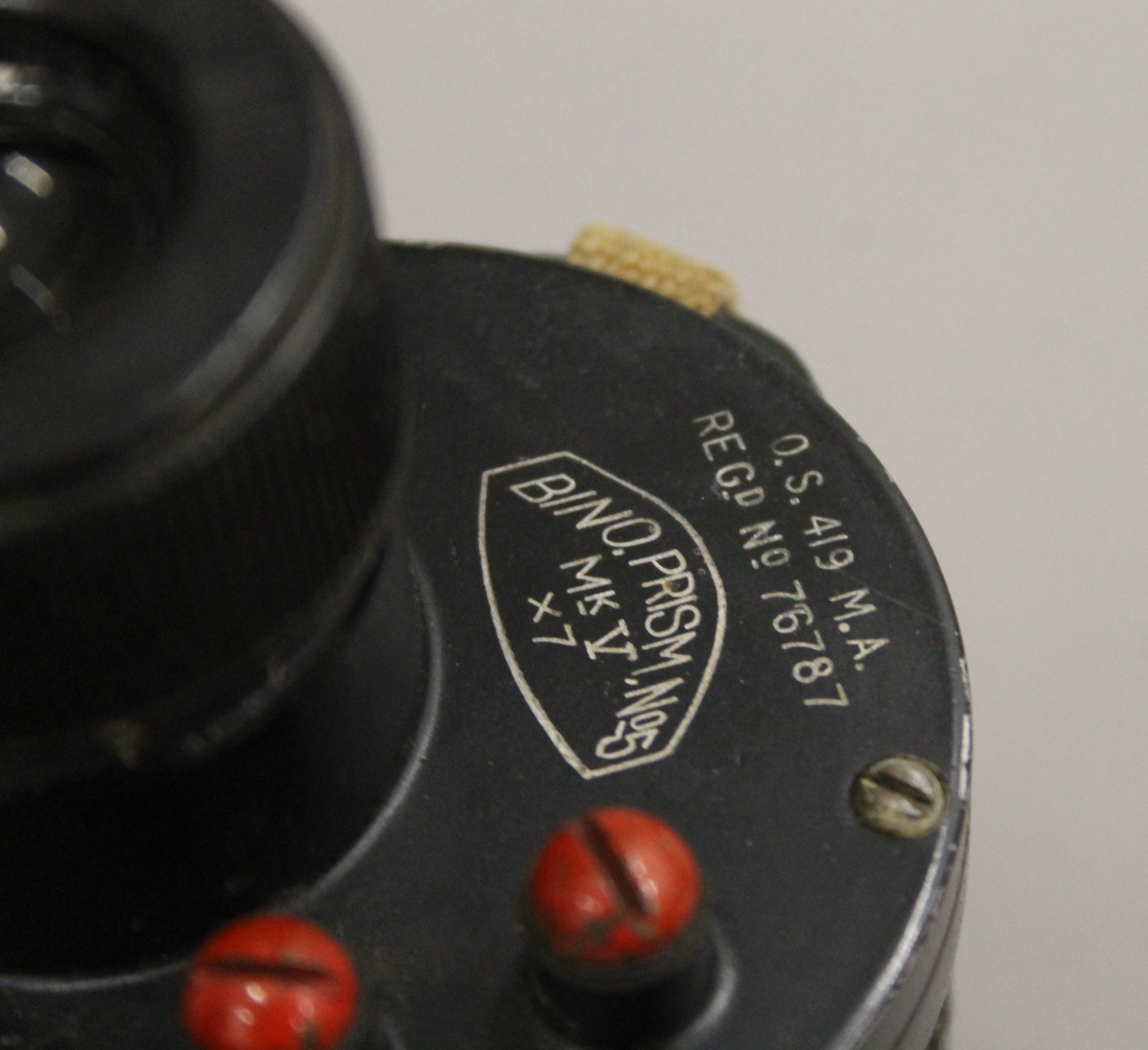A cased pair of military binoculars. 22 cm high. - Image 4 of 7