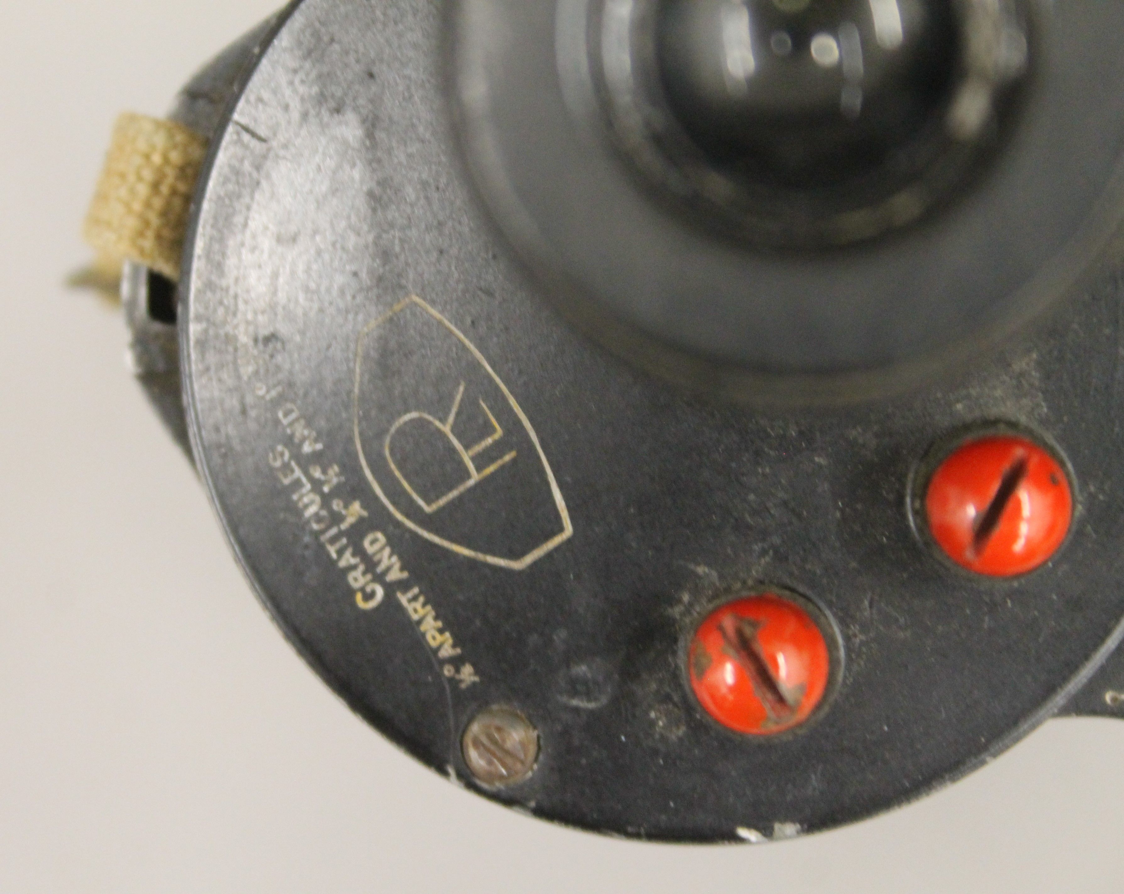 A cased pair of military binoculars. 22 cm high. - Image 5 of 7