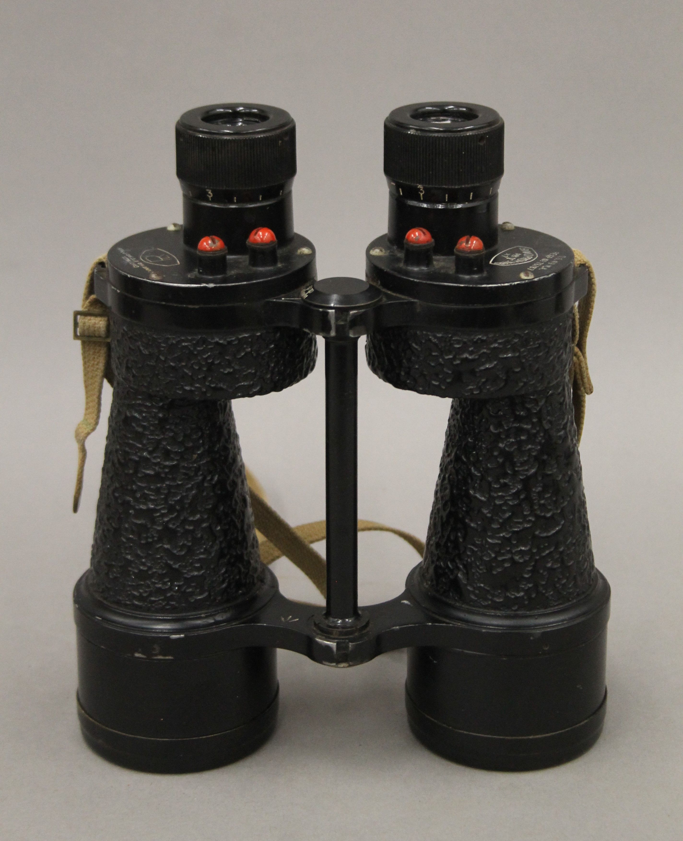 A cased pair of military binoculars. 22 cm high. - Image 2 of 7