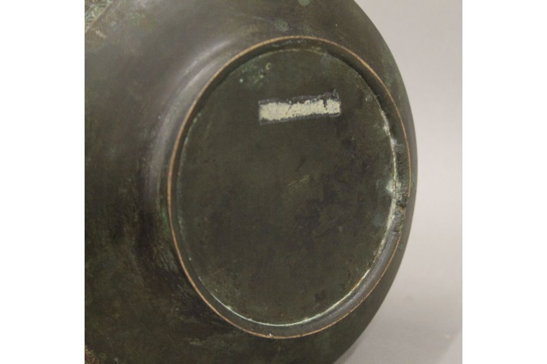 A 19th century Japanese bronze vase decorated with dragons. 30 cm high. - Image 7 of 7