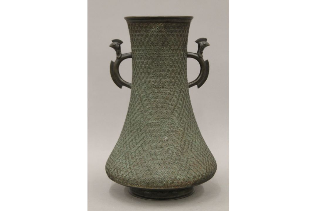 A 19th century Japanese bronze vase decorated with dragons. 30 cm high. - Image 6 of 7