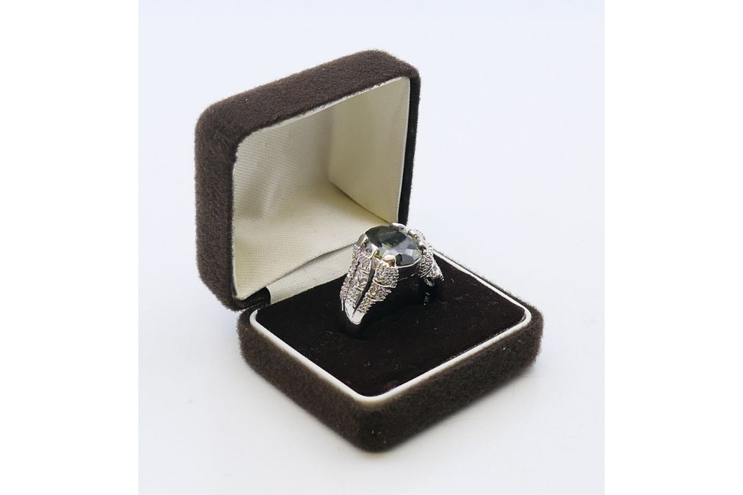 A 10 KT white gold dress ring, possibly set with a tourmaline. Ring size T/U. - Image 7 of 7