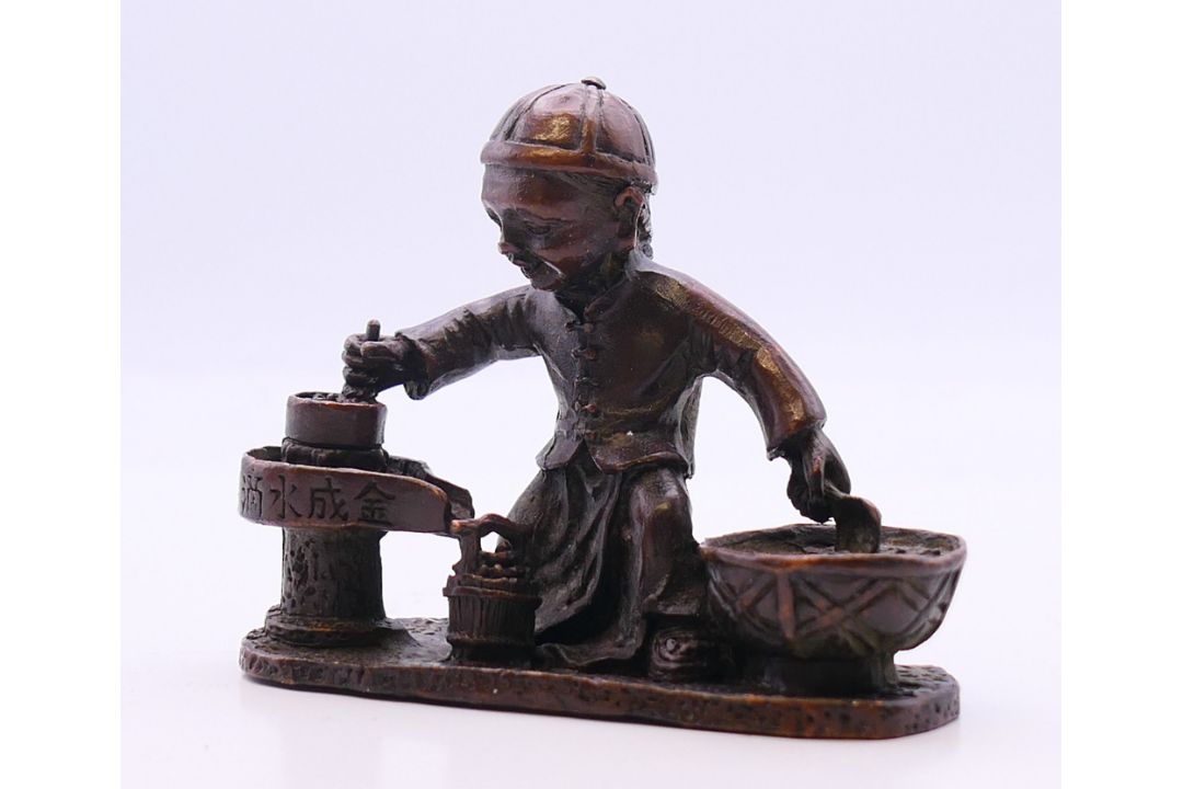 A bronze model of a boy cooking. 7 cm wide. - Image 2 of 4