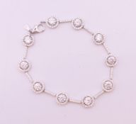 A silver dress bracelet. 17 cm long.