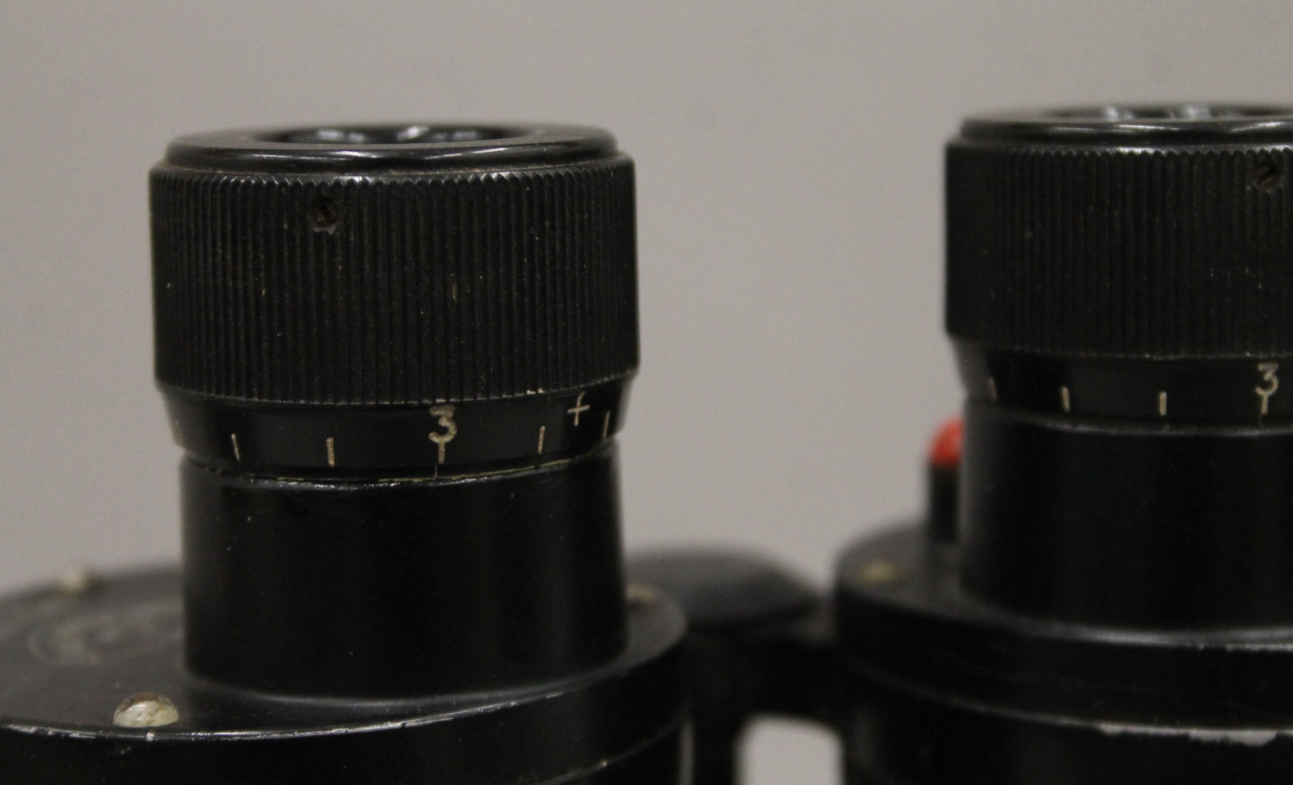 A cased pair of military binoculars. 22 cm high. - Image 6 of 7