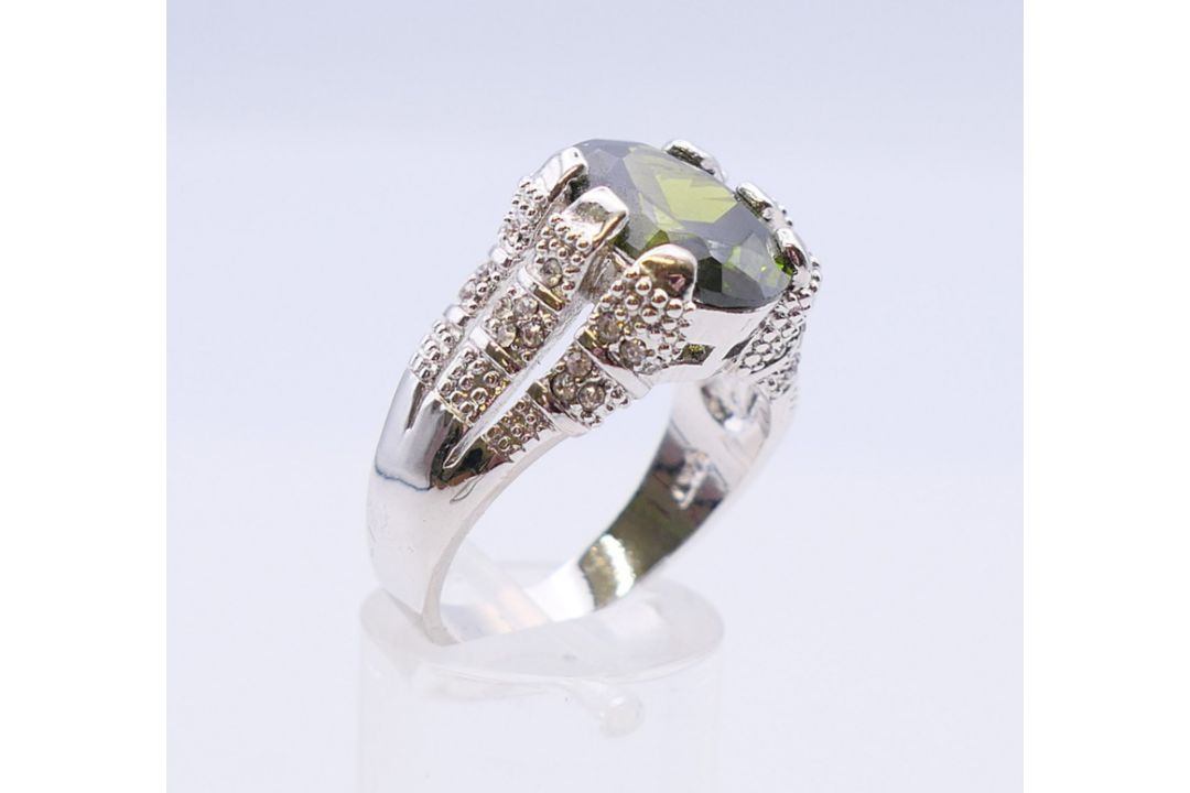 A 10 KT white gold dress ring, possibly set with a tourmaline. Ring size T/U. - Image 3 of 7