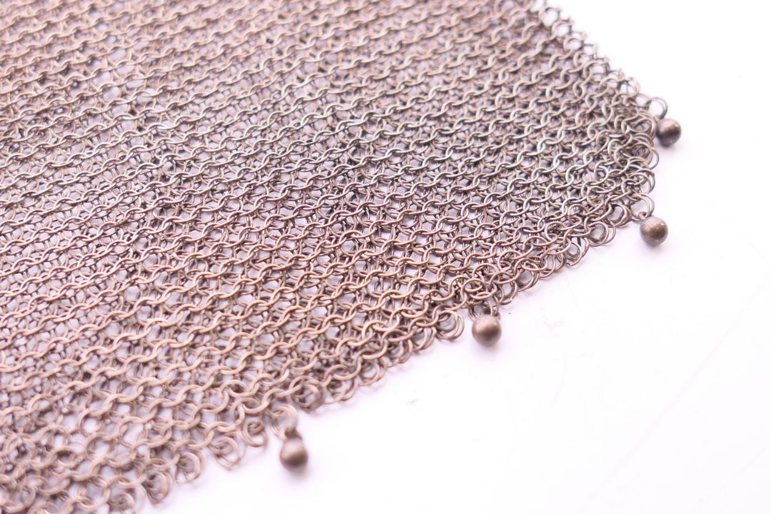 An 800 silver ladies chain mail evening purse. 12.5 cm wide. 87.3 grammes. - Image 4 of 6