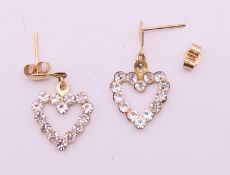 A pair of possibly 9 ct gold heart-shaped earrings. 2 cm high.